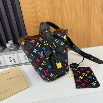 LV
25*18*13cm
70 dhs❣️

Zain17
♥️♥️♥️