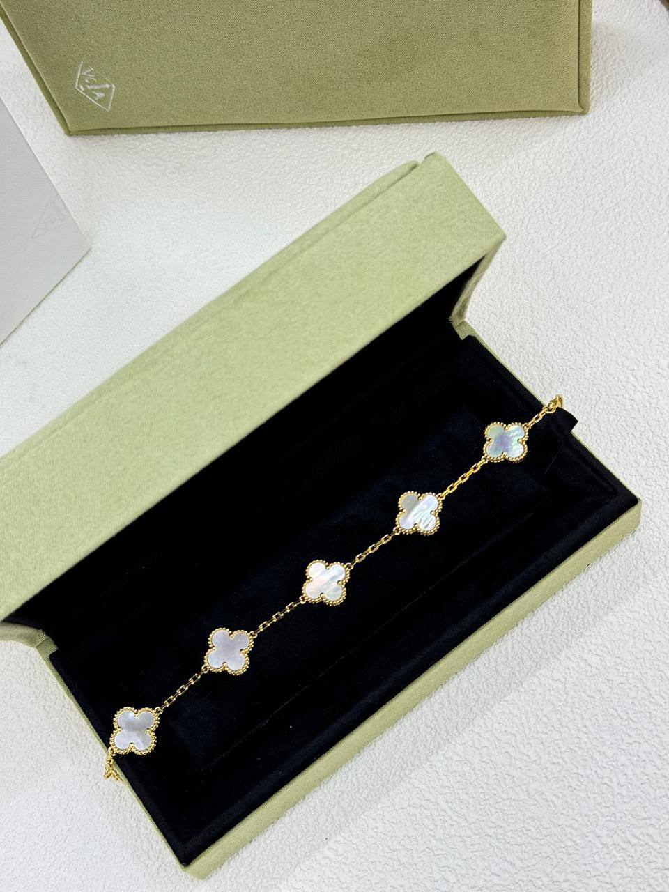VCA 
Bracelet 🦋
Master quality 💯
With normal boxes 🗃️ 
75 dhs✅

With master box 📦 
120 dhs✅

Zain216
♥️♥️♥️