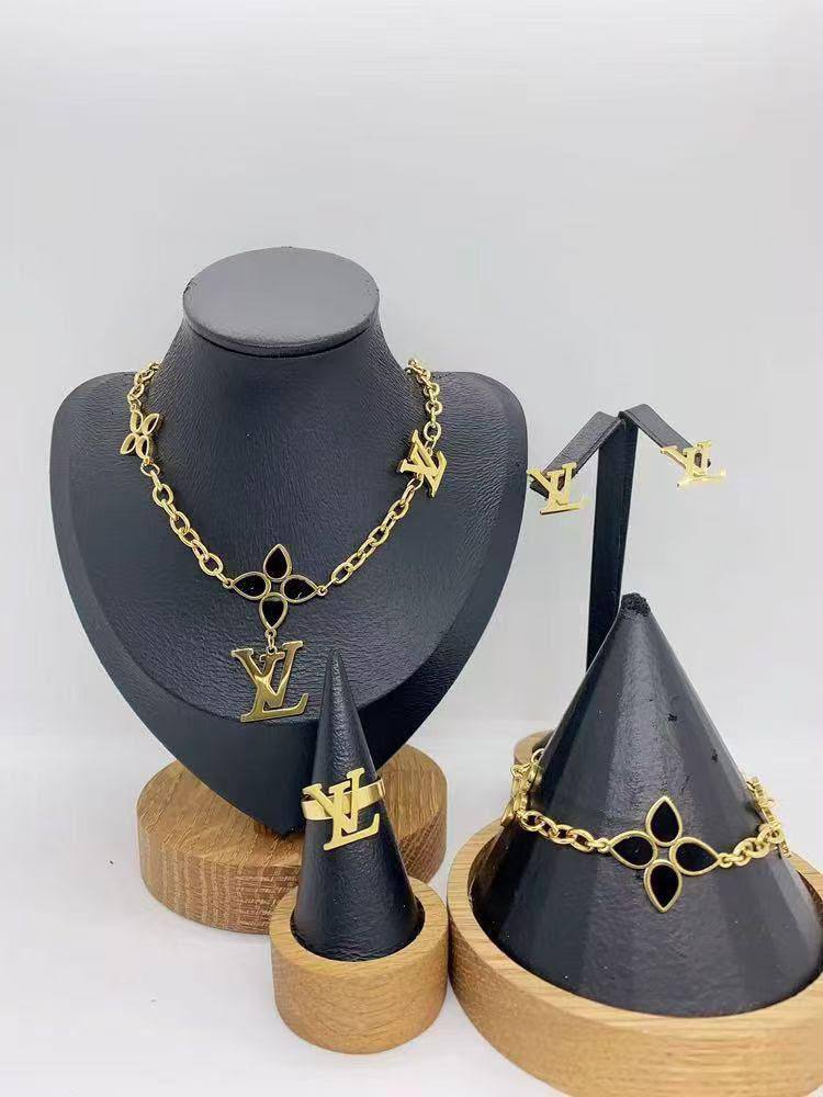 Accessories Set
50 dhs🇦🇪🇦🇪

Zain45
♥️♥️♥️