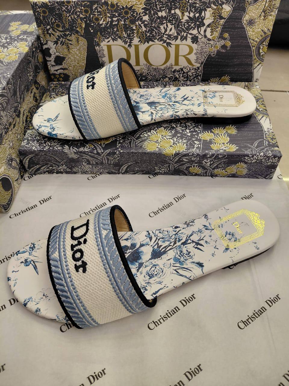 Dior Slipper
Size 36 To 41
95 dhs🇦🇪🇦🇪

Zain120
♥️♥️♥️