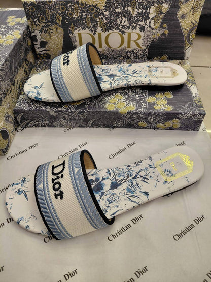 Dior Slipper
Size 36 To 41
95 dhs🇦🇪🇦🇪

Zain120
♥️♥️♥️