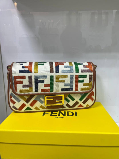 Fendi
Best quality 

with box’s 
🎁🎁🎁

115 dhs🪙🖤
size 26cm

Zain158
♥️♥️♥️