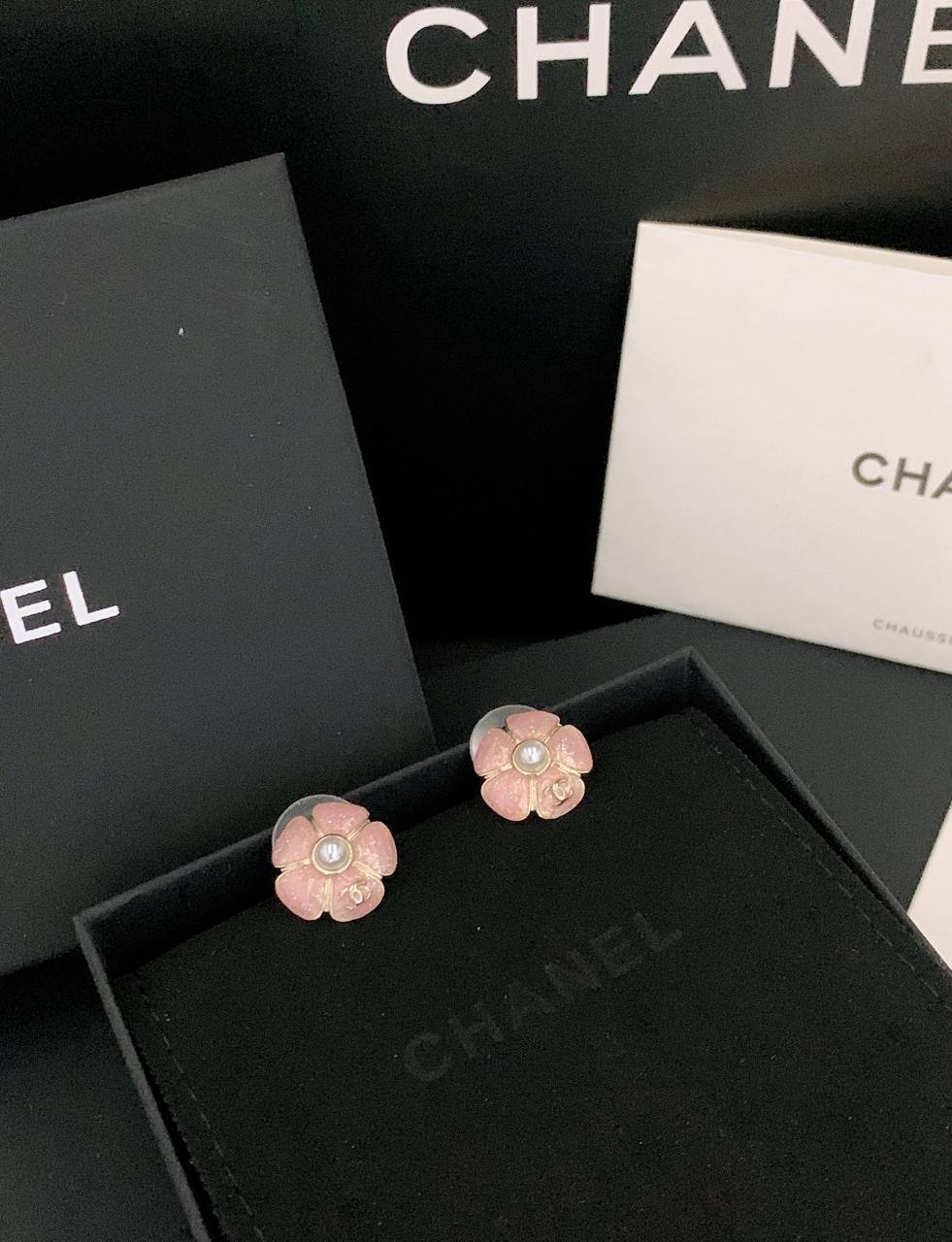 CHANEL*_EARRINGS_

55 dhs❤️💚
         _With_
          *Box* 📦✅

Zain89
♥️♥️♥️