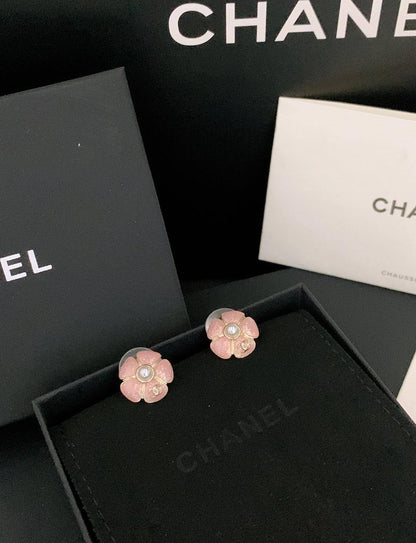 CHANEL*_EARRINGS_

55 dhs❤️💚
         _With_
          *Box* 📦✅

Zain89
♥️♥️♥️