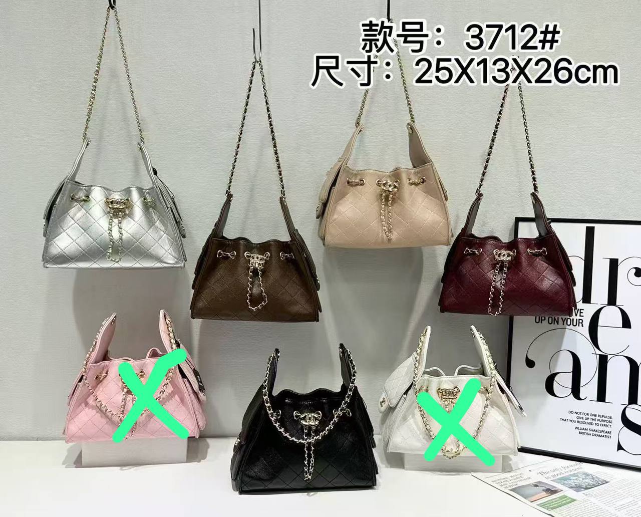 CHANEL 
25cm
110 dhs💛

Zain44
♥️♥️♥️