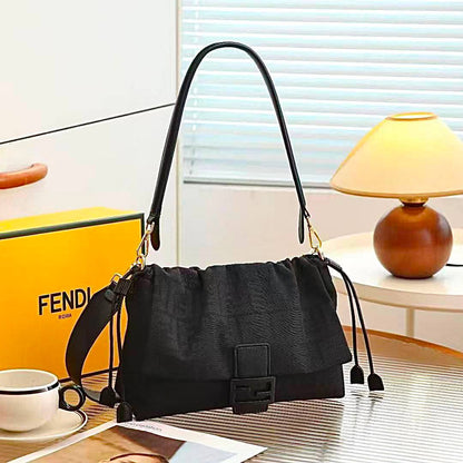 FENDI 
GOOD QUALITY 
WITH BOX
90 dhs💛

Zain295
♥️♥️♥️