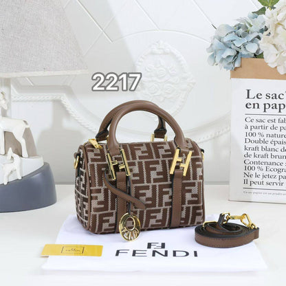 Fendi
100 dhs🌺
SIZE：22cm
Good-quality 

with box🎁🎁🎁

Zain35
♥️♥️♥️
