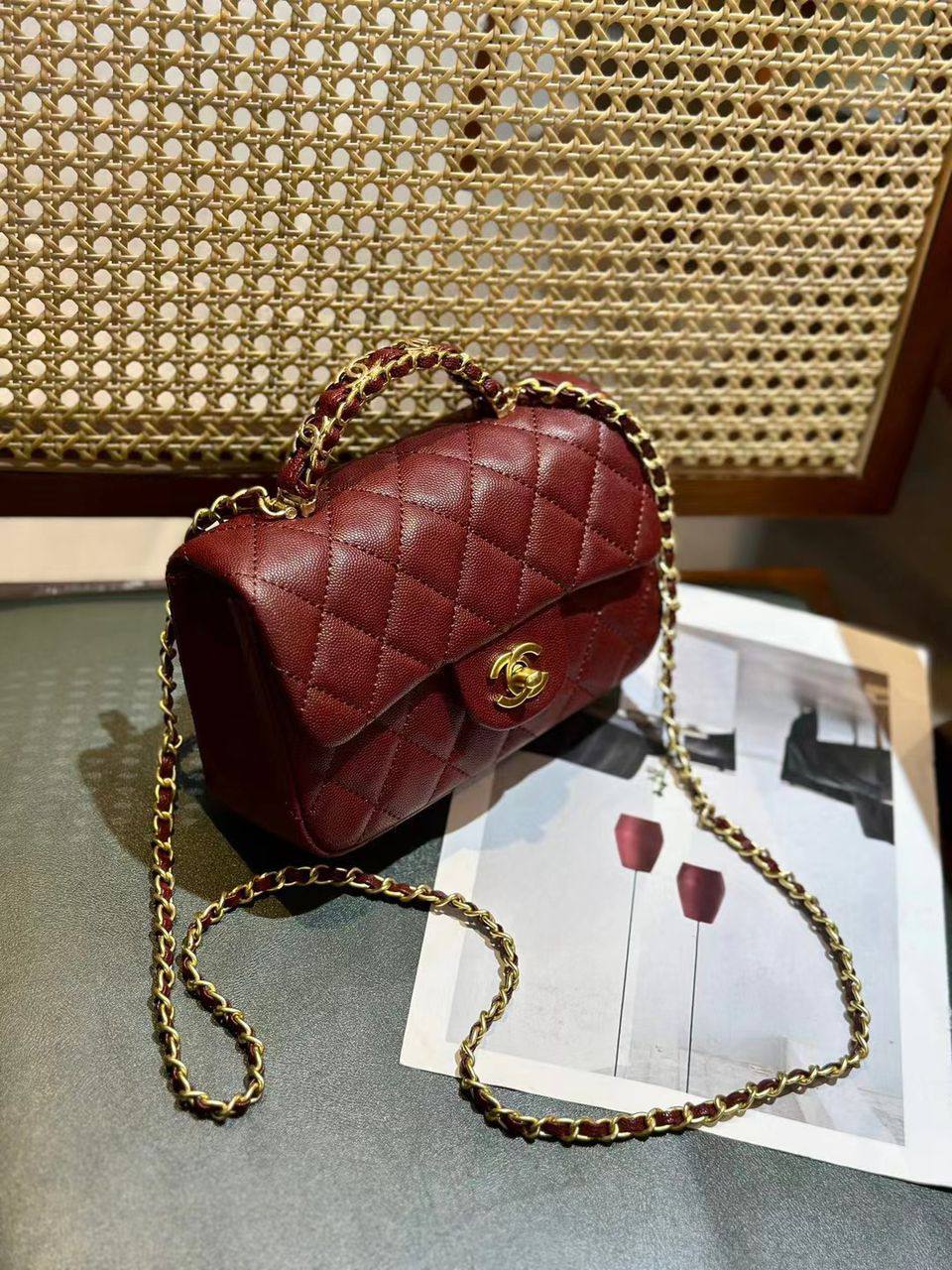 Chanel
105 dhs❣️
SIZE：18cm
High-quality 

with box
🎁🎁🎁

Zain35
♥️♥️♥️