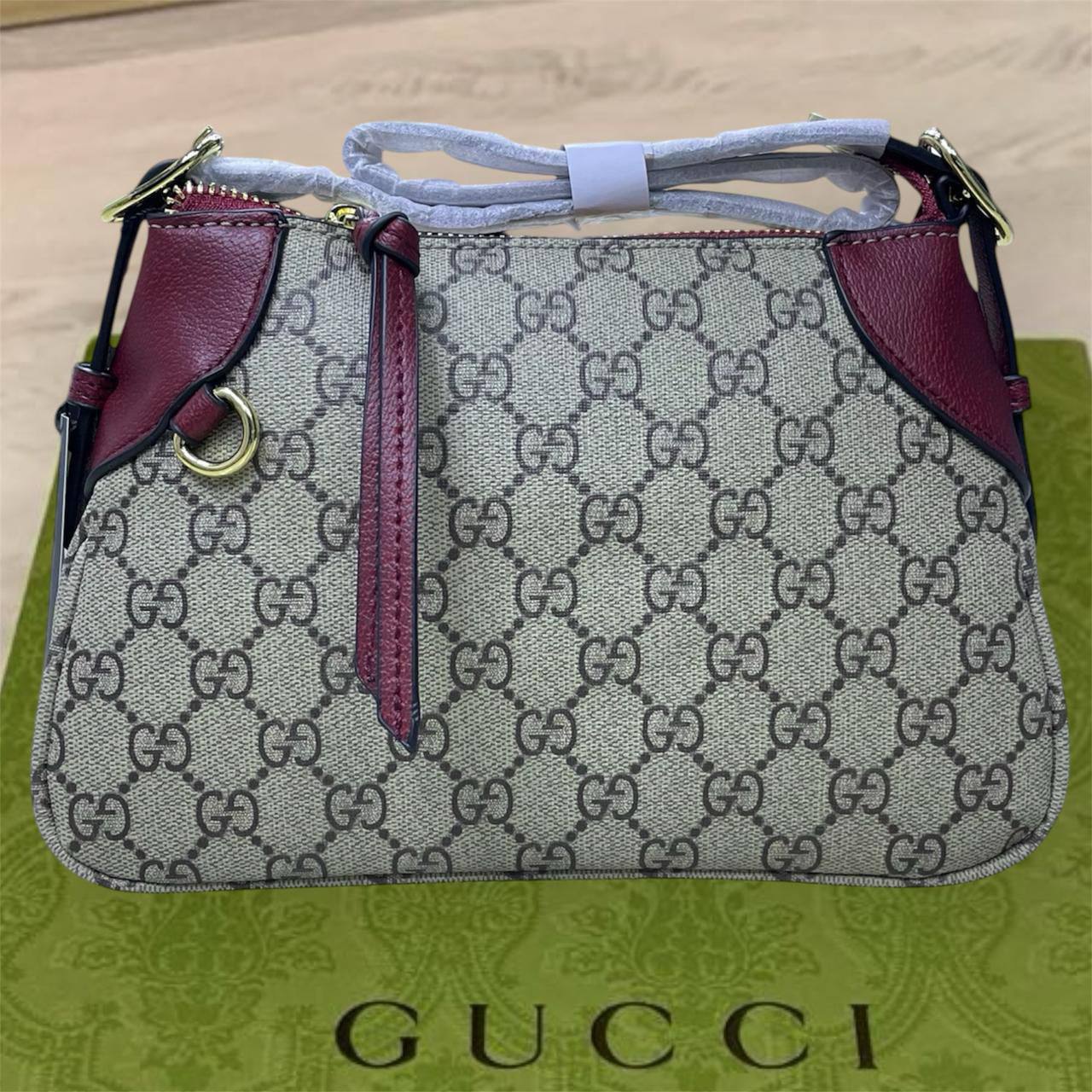 Gucci
95 dhs✅ 

with box
🎁🎁🎁

Zain72
♥️♥️♥️