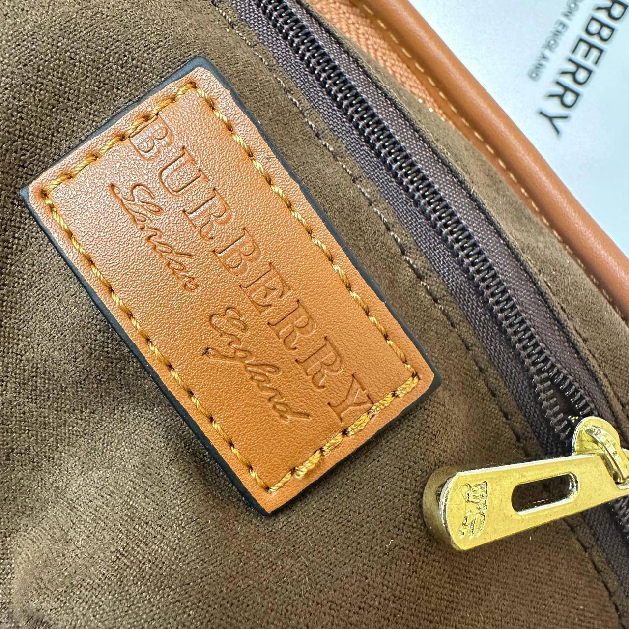 BURBERRY
 GOOD QUALITY 
WITH BOX 
🎁🎁🎁

85 dhs✅

Zain39
♥️♥️♥️