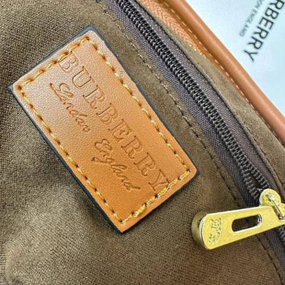 BURBERRY
 GOOD QUALITY 
WITH BOX 
🎁🎁🎁

85 dhs✅

Zain39
♥️♥️♥️