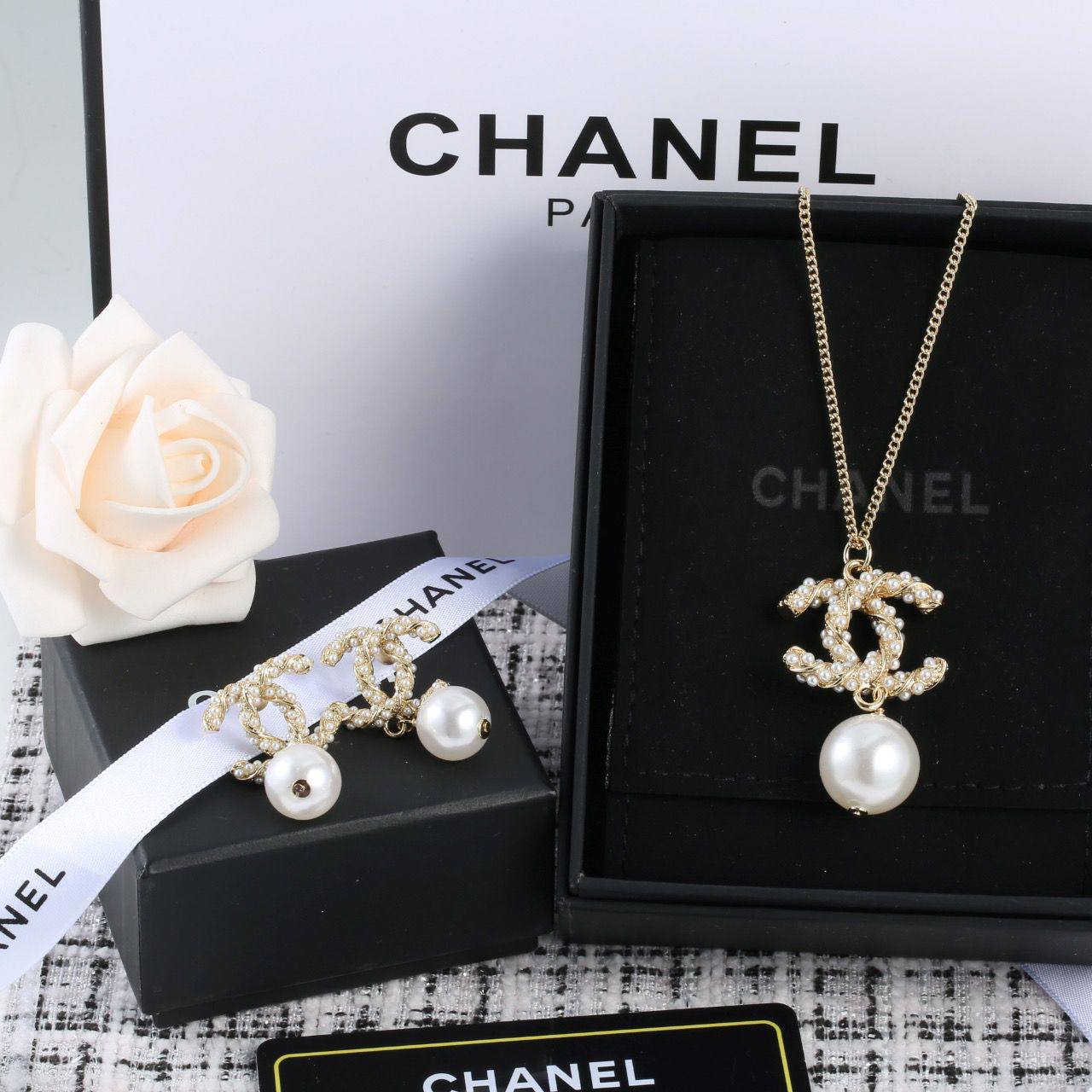 CHANEL 
SET MASTER✨💫
95 DHS✅
WITH BOX AND PAPER BAG🛍️🎁

Zain89
♥️♥️♥️