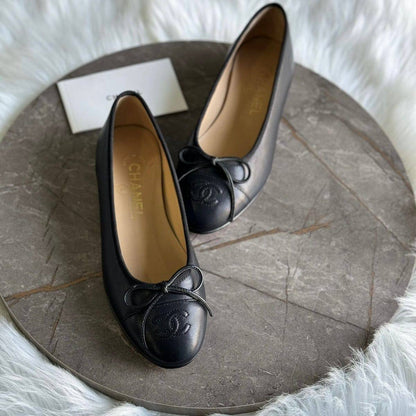CHANEL
☘️ *SIZE  36  to 41 ☘️       
280 dhs❣️

Zain224
♥️♥️♥️