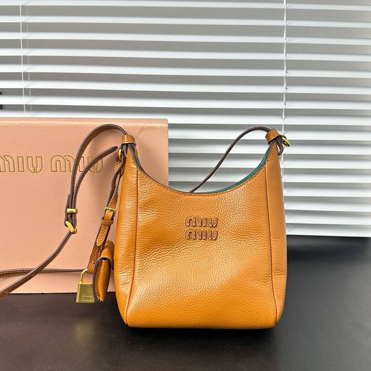 Miu Miu
Master
320 dhs🇦🇪

Zain228
♥️♥️♥️