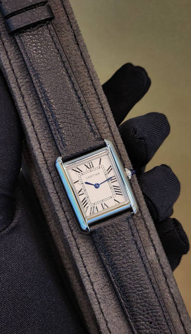 Cartier watch unsix (size36mm) good quality 
220 dhs👑

Zain59
♥️♥️♥️