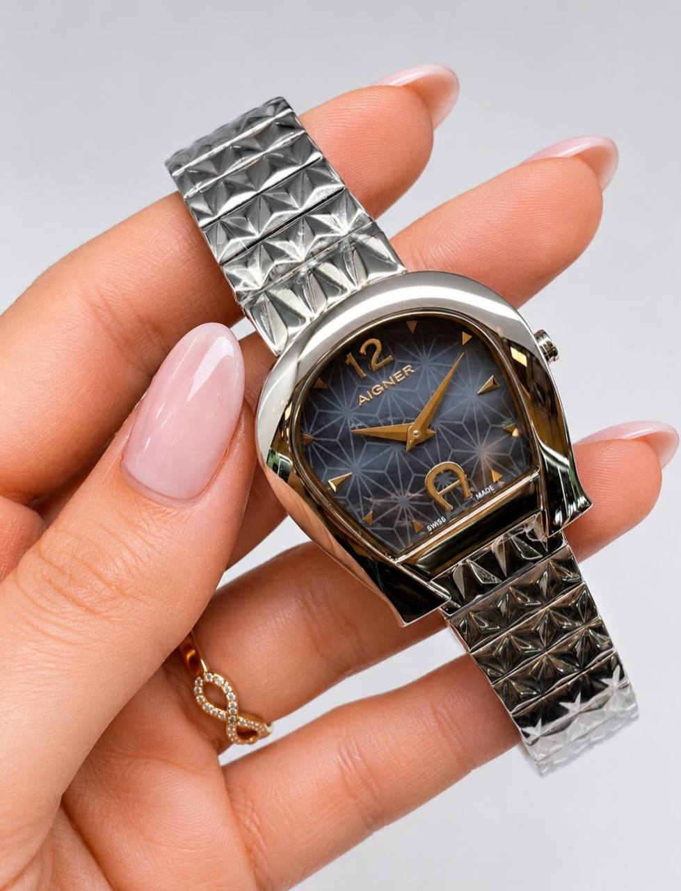 Aigner watch for ladies good quality 
270 dhs✅

Zain59
♥️♥️♥️