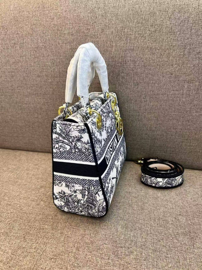 Dior
110 dhs✅
high quality

Zain26
♥️♥️♥️