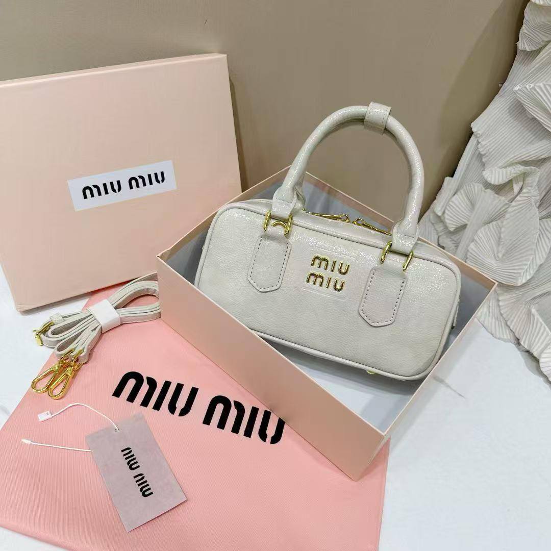 MIU MIU 

NEW CAME 

GOOD QUALITY 

WITH BOX 
90 dhs🇦🇪🇦🇪
SIZE: 23cm

Zain295
♥️♥️♥️