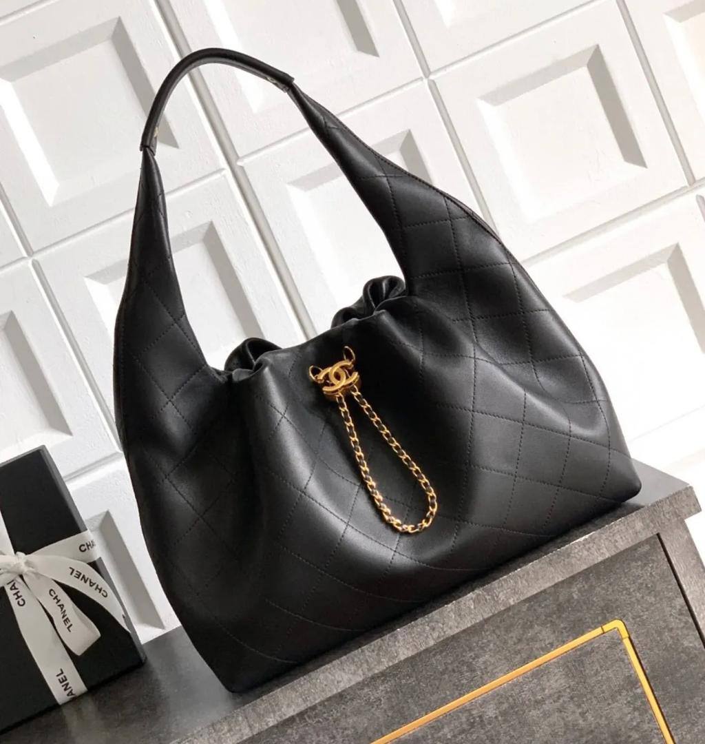 Chanel
130 dhs❤️
size 30cm
High quality
New model

Zain26
♥️♥️♥️
