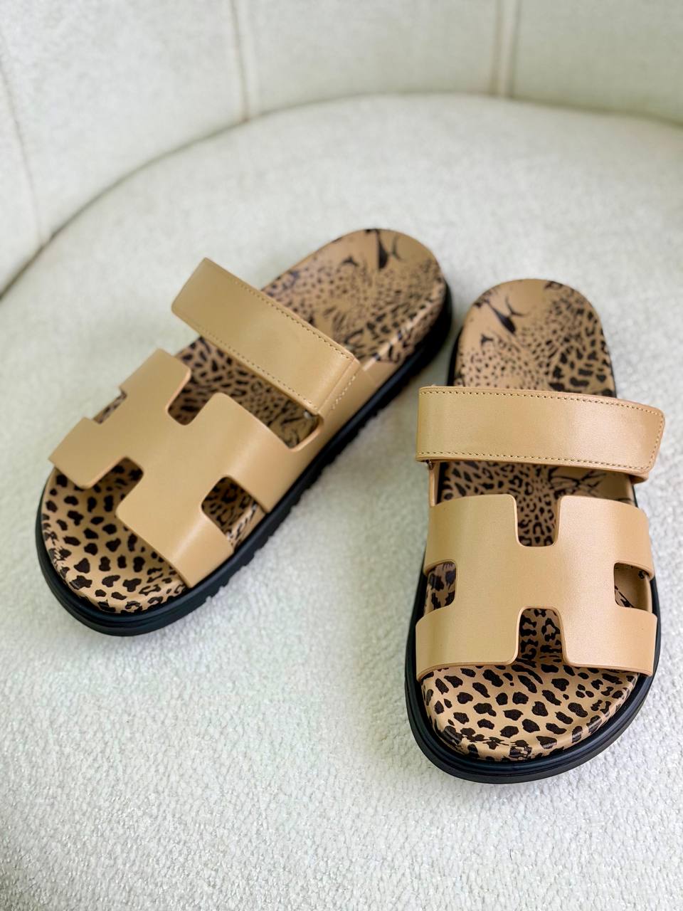 Hermes cheaper tiger 🐅 *
Super *AAA* *+* Quality 💯 
With original packing🎁🎁
SIZE:36and42
Available now
450 dhs✅

Zain309
♥️♥️♥️