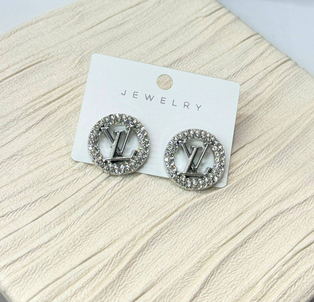 Earring 🦋 Stainless steel 💯 Good quality 🍁

 With black boxes 📦 
20 dhs🇦🇪🇦🇪🇦🇪


With normal box 🗃️

 And paper bag 🛍️ 

30 dhs🇦🇪🇦🇪

Zain216
♥️♥️♥️