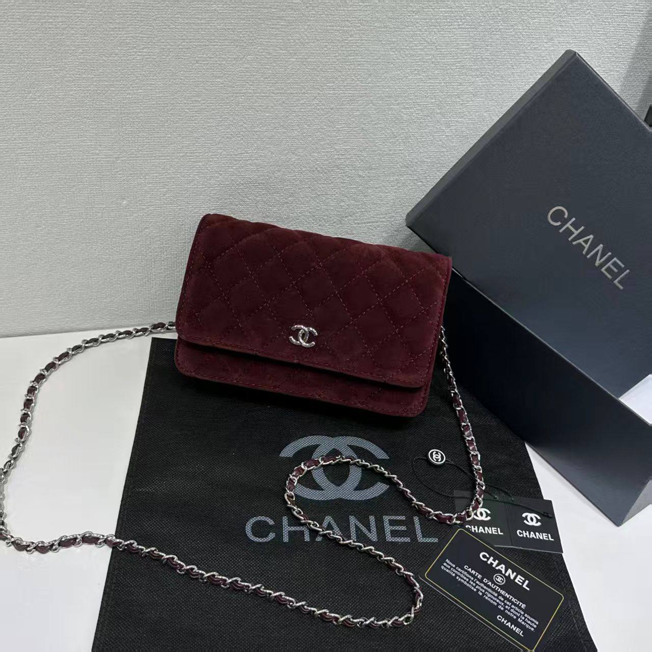 Chanel

withbox 
🎁🎁🎁

100 dhs🪙💕
good quality

Zain143
♥️♥️♥️