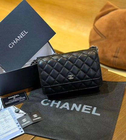 CHANEL

 NEW CAME 

GOOD QUALITY 

WITH BOX 

90 DHS🇦🇪🇦🇪🇦🇪

Zain295
♥️♥️♥️