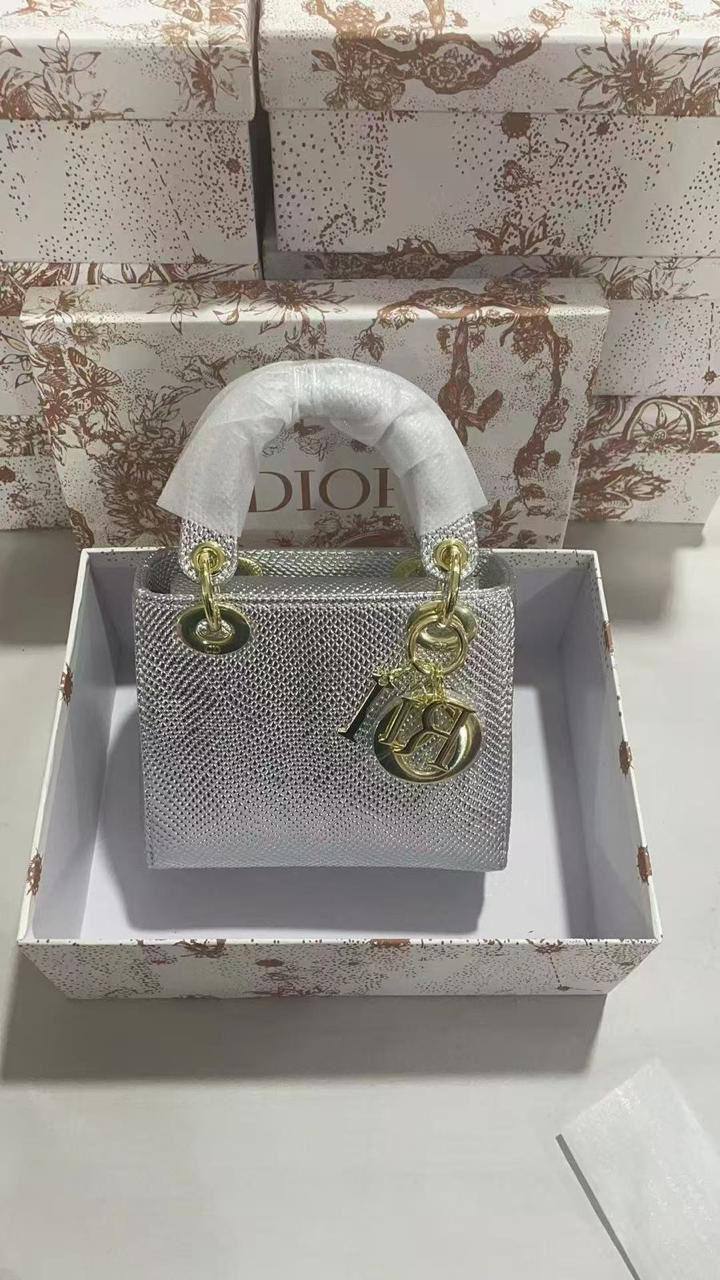 ❤️Lady Dior rare materials
1️⃣ First quality +🎁
Size : 18 * 14 * 7 cm
115 dhs❣️
with box 🎁

Zain115
♥️♥️♥️