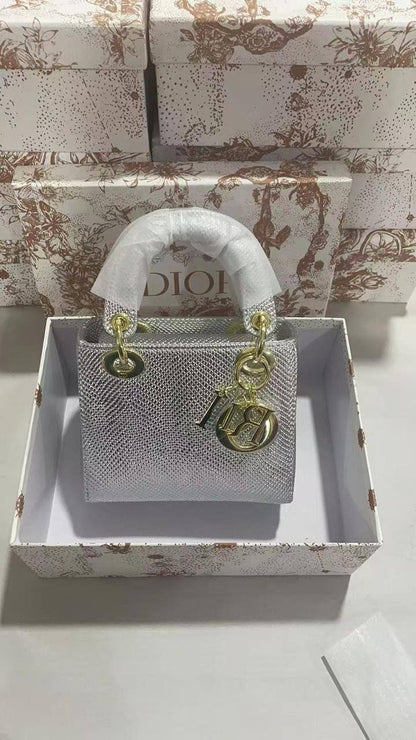 ❤️Lady Dior rare materials
1️⃣ First quality +🎁
Size : 18 * 14 * 7 cm
115 dhs❣️
with box 🎁

Zain115
♥️♥️♥️