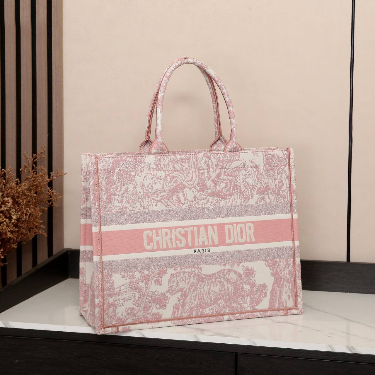DIOR 
120 dhs✅
Best quality 

with box
🎁🎁🎁

size 41CM

Zain290
♥️♥️♥️