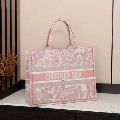 DIOR 
120 dhs✅
Best quality 

with box
🎁🎁🎁

size 41CM

Zain290
♥️♥️♥️