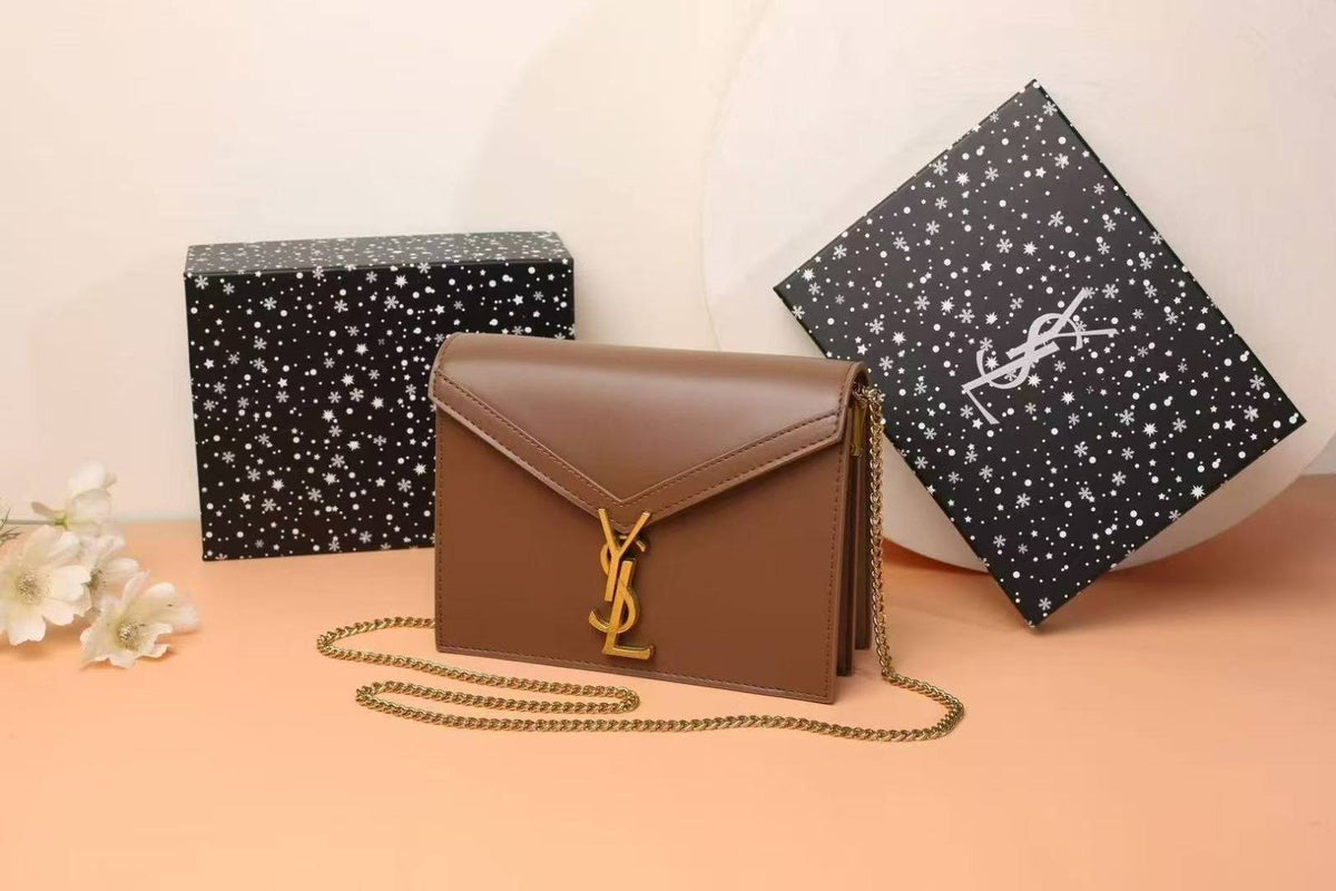 YSL

best quality 
with box
100 dhs🇦🇪🇦🇪

size21CM

Zain290
♥️♥️♥️