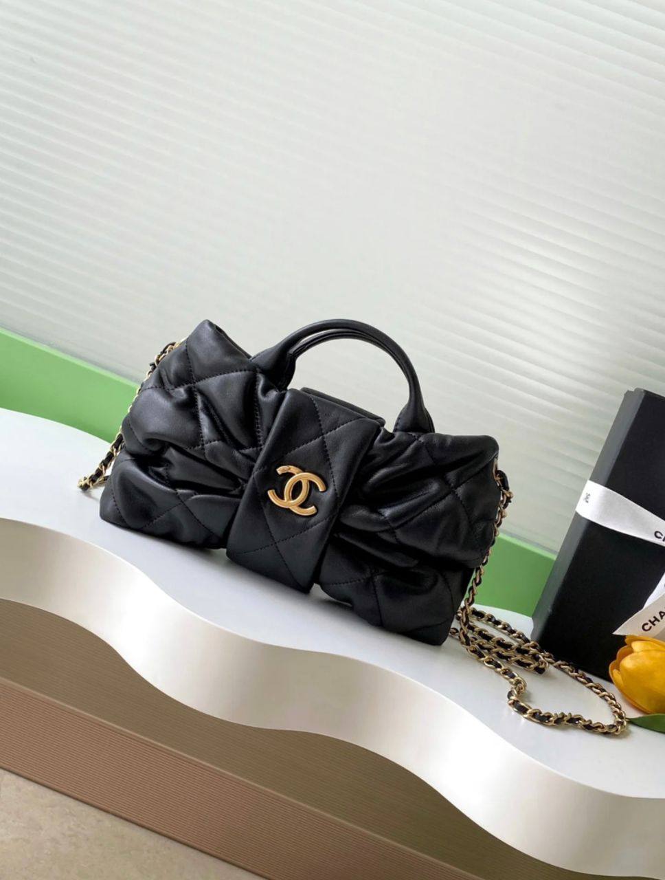 Chanel
105 dhs🇦🇪

with box

size 24×5×15cm

Zain213
♥️♥️♥️