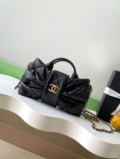 Chanel
105 dhs🇦🇪

with box

size 24×5×15cm

Zain213
♥️♥️♥️