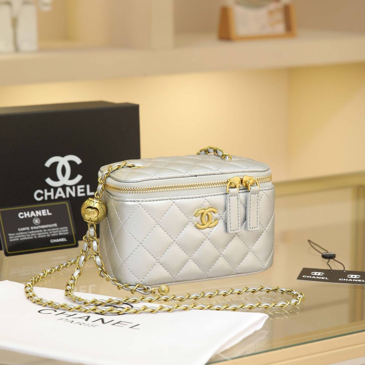 Chanel
❤️
100 dhs✅ 
Good  quality
Size：17cm

With  box
🎁🎁🎁

Zain74
♥️♥️♥️