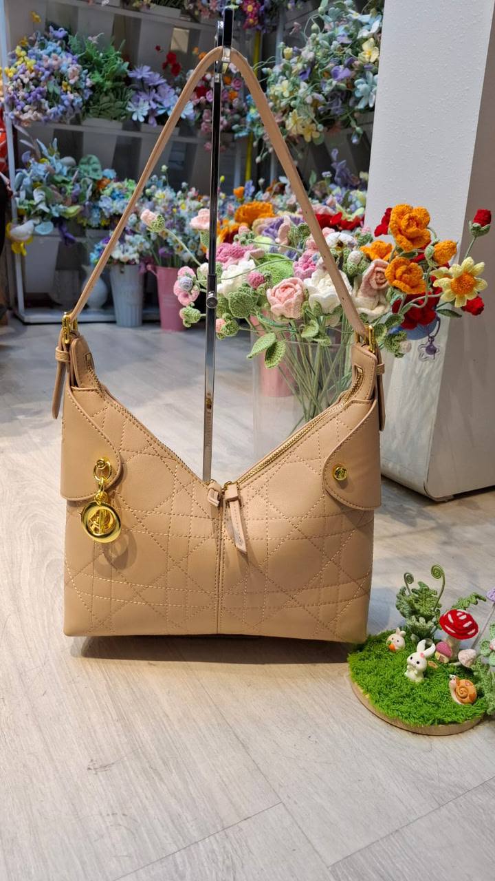 DIOR
27cm
100 dhs✅

Zain44
♥️♥️♥️