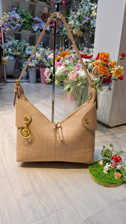 DIOR
27cm
100 dhs✅

Zain44
♥️♥️♥️