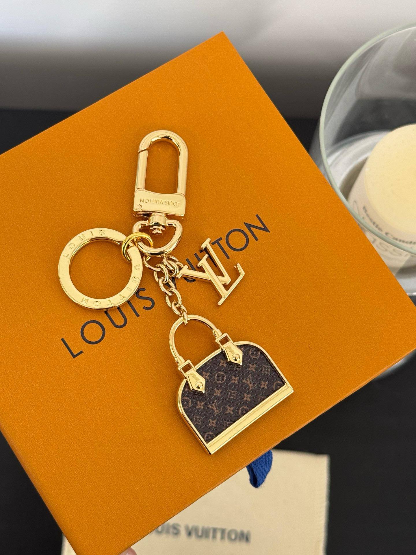 KEYCHAIN 
WITH BOX AND PAPER BAG🛍️🎁
70 dhs✅

Zain89
♥️♥️♥️
