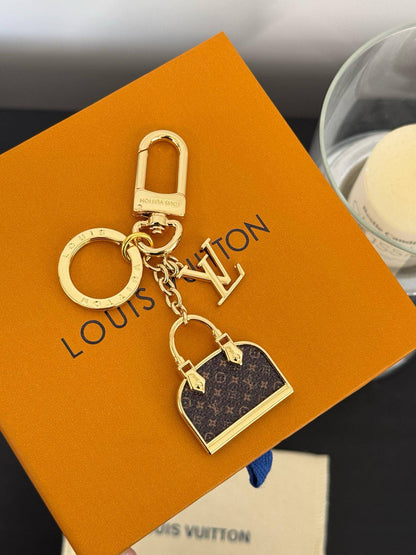KEYCHAIN 
WITH BOX AND PAPER BAG🛍️🎁
70 dhs✅

Zain89
♥️♥️♥️
