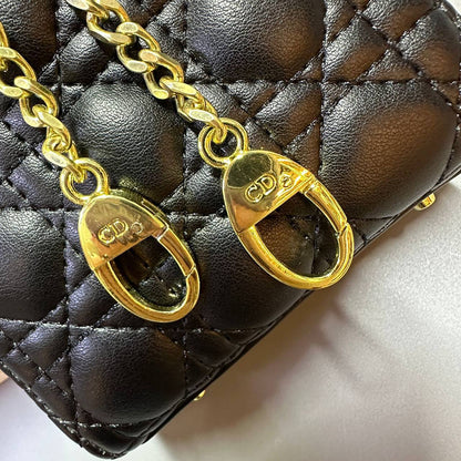 DIOR MINI SIZE 

GOOD QUALITY 

WITH BOX 
🎁🎁🎁

110 dhs✅

Zain295
♥️♥️♥️
