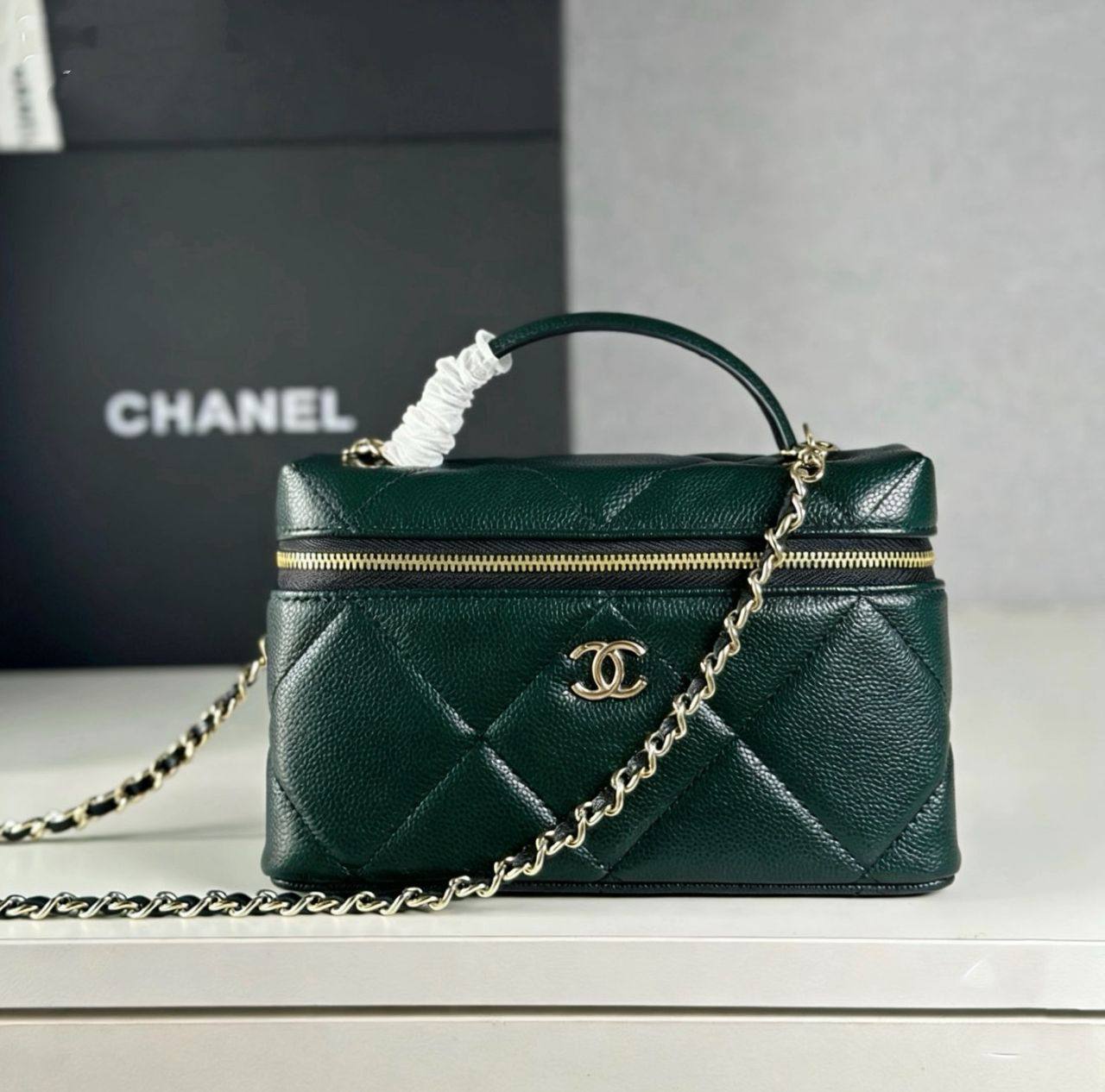 Chanel
110 dhs✅

SIZE：22cm

GOOD-quality 

with box
🎁🎁🎁

Zain35
♥️♥️♥️