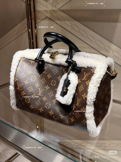 LV Bag 

30Cm 
With Box
320 dhs🇦🇪🇦🇪

Zain131
♥️♥️♥️