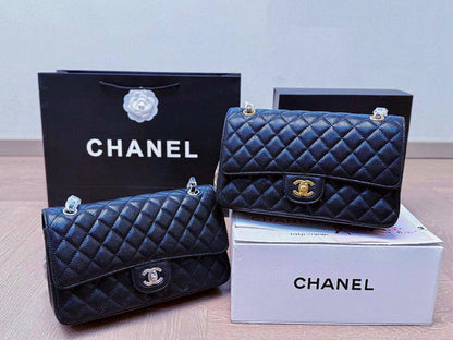 CHANEL NEW CAME HIGH QUALITY WITH FOLDING BOX 
130 dhs🇦🇪🇦🇪
(caviar)

Zain295
♥️♥️♥️