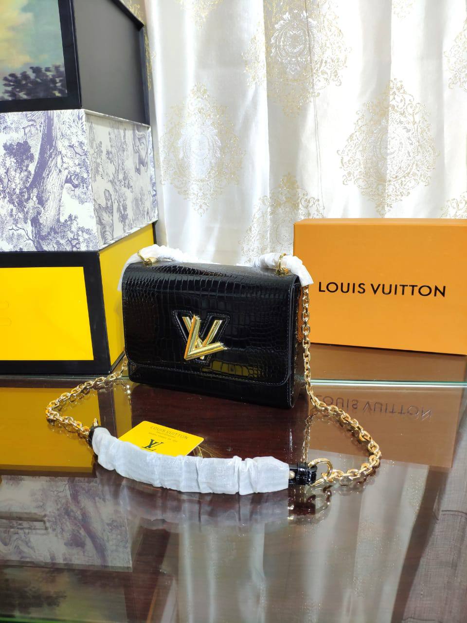LV
100 dhs💛 
with box 
high quality22cm

Zain26
♥️♥️♥️