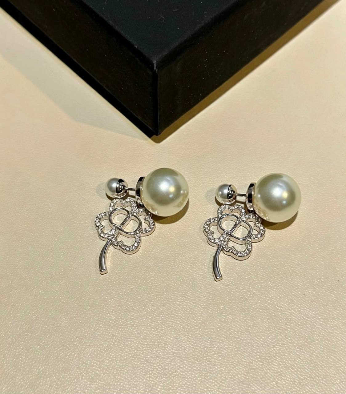 Dior❤️‍🔥*
Earring 🦋
Master quality 💯
With normal boxes 📦 
45 dhs✅
With master box 🗃️ 
60 dhs✅

Zain216
♥️♥️♥️