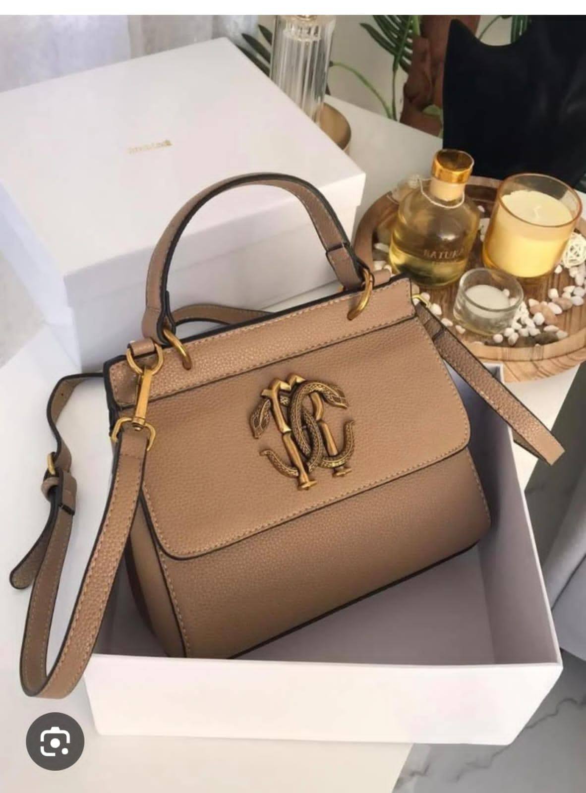 Roberto cavalli

good quality
100 dhs🇦🇪🇦🇪

SIZE 25cm 
White boxes

Zain200
♥️♥️♥️