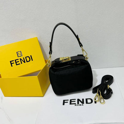 🌹Fendi Vintage 
1️⃣ First Quality +box🎁
Size : 16 * 11 cm
95 dhs💓
with box🎁

Zain115
♥️♥️♥️