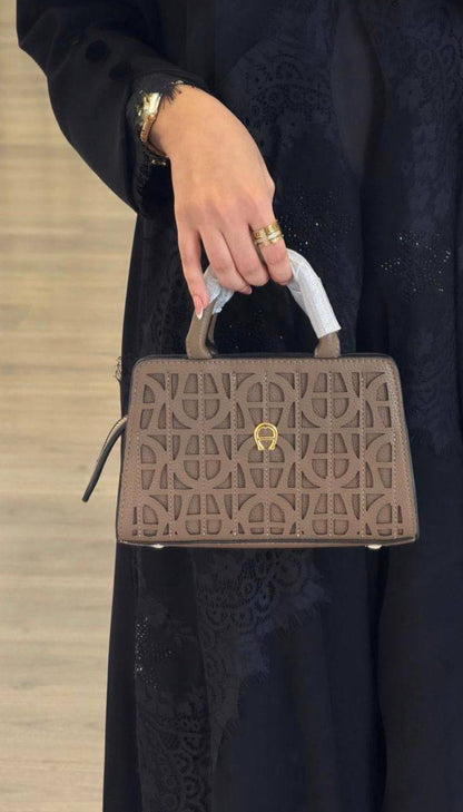 Aigner
115 dhs❤️
SIZE：22CM
Good quality 

with box
🎁🎁🎁

Zain35
♥️♥️♥️