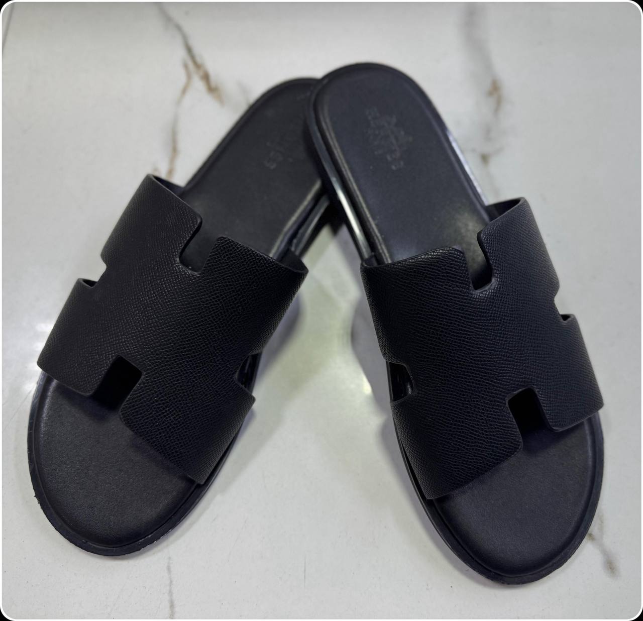 Hermes 
Slippers 
Mens 
Sizes 40-45 
75 dhs🇦🇪

Zain232
♥️♥️♥️