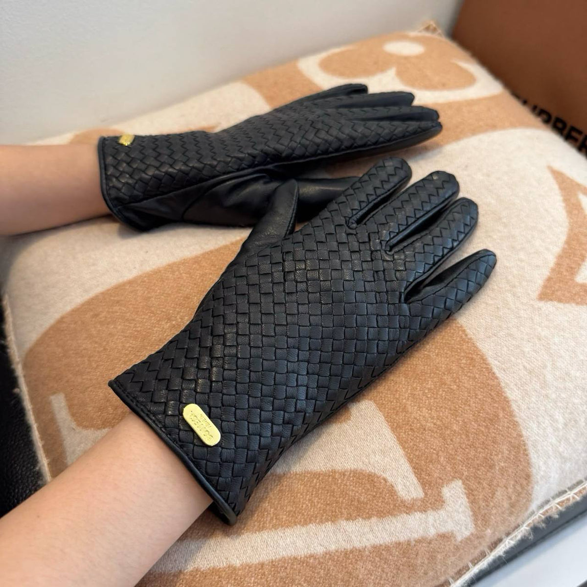 BOTEGA GlOVES

VVIP QUALITY
WITH ORRIGINAL BOX
320 dhs🇦🇪🇦🇪

Zain281
♥️♥️♥️